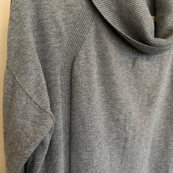 Women's Banana Republic Gray Cowl Neck Sweater Size L - Picture 3 of 6
